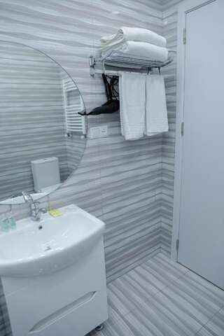 Отель Hotel DELUXE 55 Тбилиси Двухместный номер с 1 кроватью или 2 отдельными кроватями и видом на бассейн-1