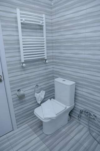 Отель Hotel DELUXE 55 Тбилиси Двухместный номер с 1 кроватью или 2 отдельными кроватями и видом на бассейн-2