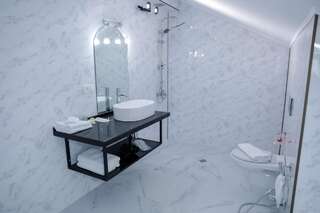 Отель Hotel DELUXE 55 Тбилиси Двухместный номер Делюкс с 1 кроватью и балконом-2