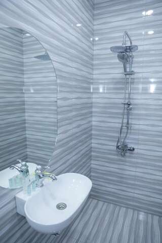 Отель Hotel DELUXE 55 Тбилиси Двухместный номер с 1 кроватью и видом на бассейн-2