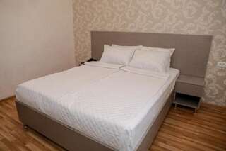 Отель Hotel DELUXE 55 Тбилиси Двухместный номер Делюкс с 1 кроватью и душем-1