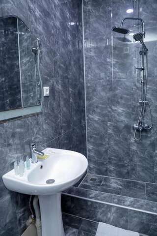 Отель Hotel DELUXE 55 Тбилиси Трехместный номер с балконом-1